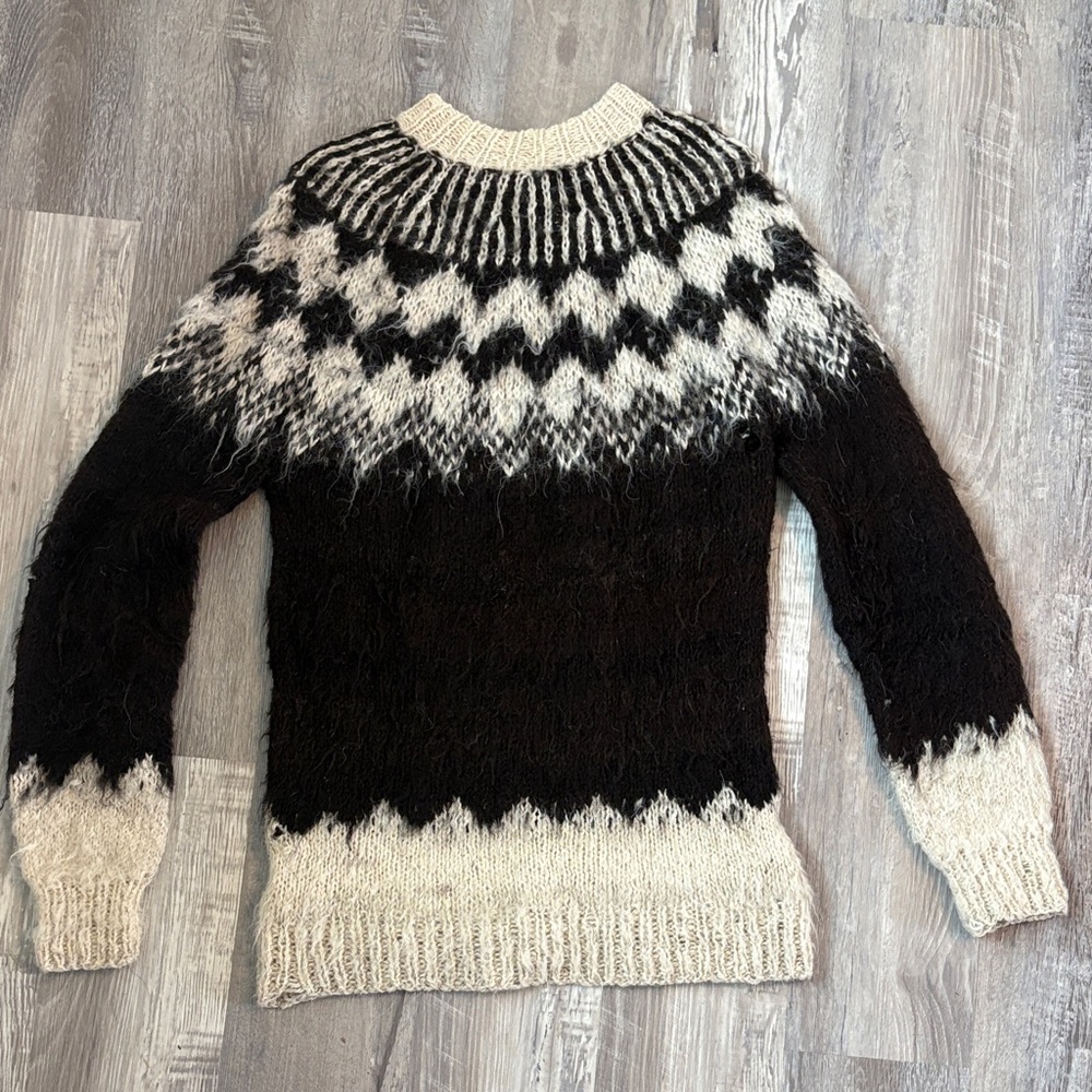 Black and white Alpaca Bolivian Made women’s sweater